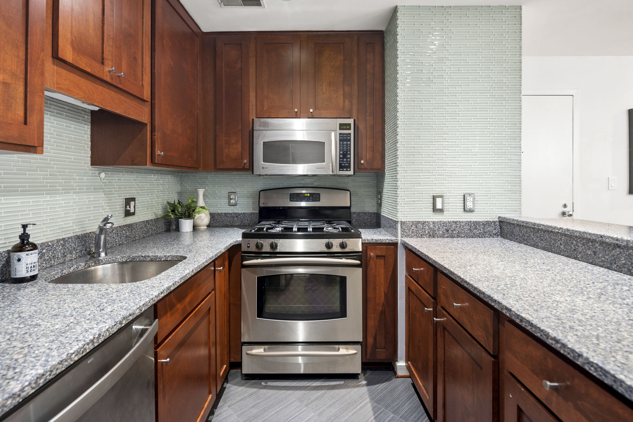 004-1445-N-18-web-or-mls-1445-N-St-NW-205-18