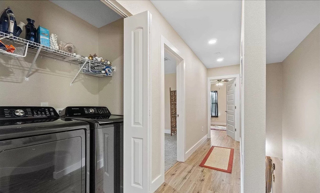 Hallway-with-washer-dryer