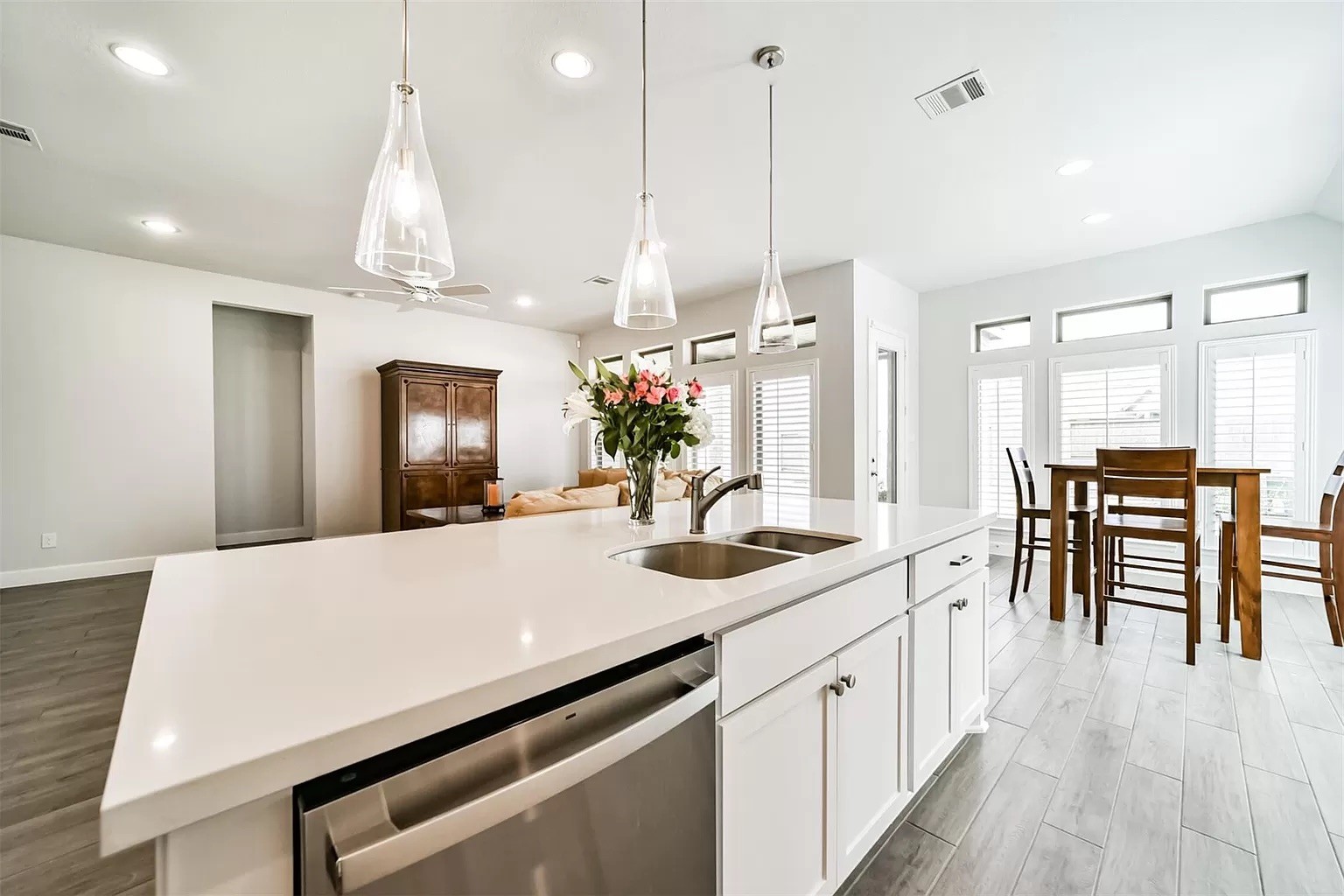 cce8c1b8d9ee3715b80638ecca40f9bc-uncropped_scaled_within_1536_1152