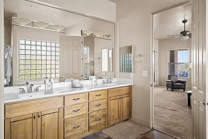 d2e2561fb13caf80230640c4dc169fea-cc_ft_768